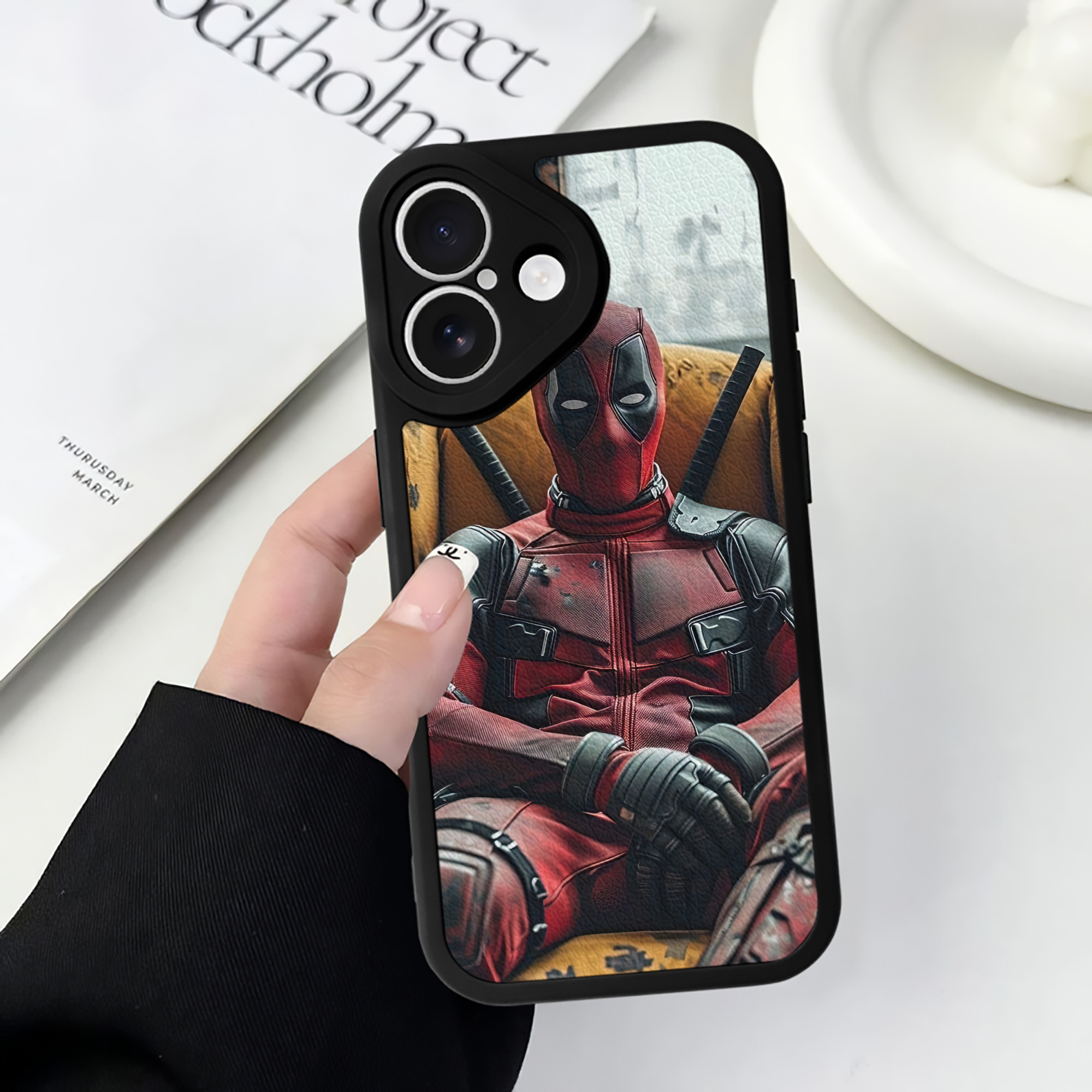 （画像用） Deadpool デッドプール 【iPhone 16シリーズ対応】シリコンスマホケース（レザー調） 材質：シリコン